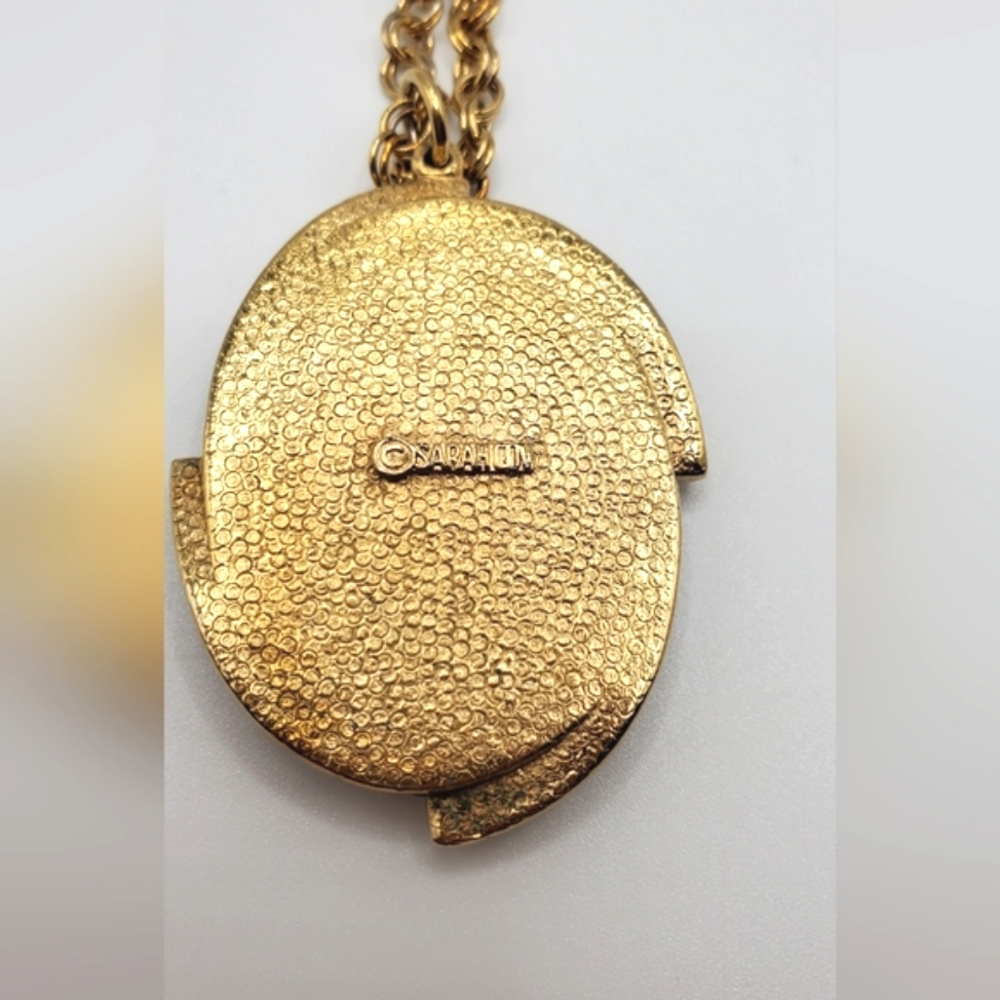 🟥🟩 SARAH COVENTRY Oval Gold Tone Pendant 24 Inch Chain Necklace - Picture 6 of 7